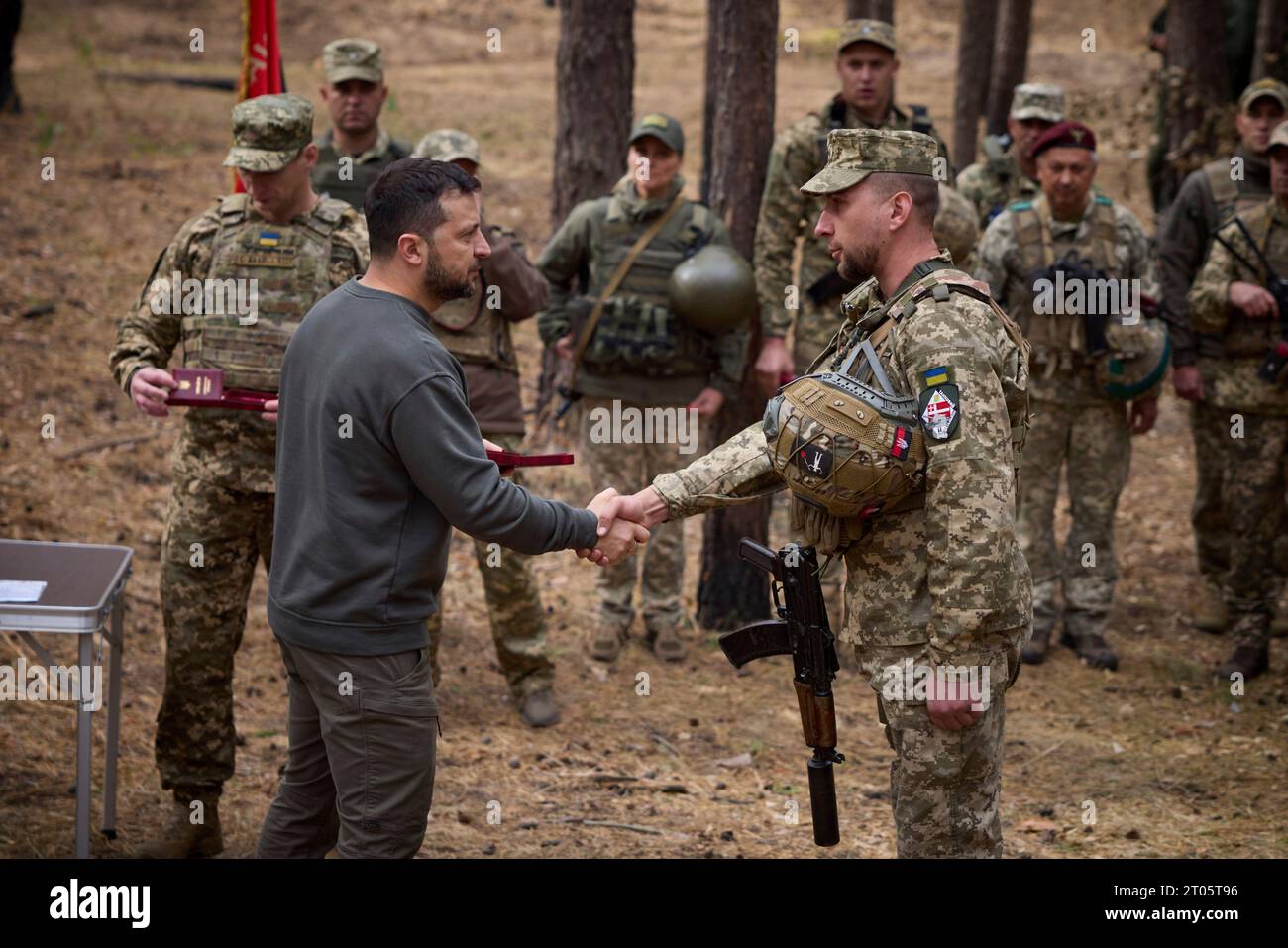 Kupyansk-Lyman, Ukraine. 03 octobre 2023. Le président ukrainien Volodymyr Zelenskyy, à gauche, remet le Prix d'honneur présidentiel aux soldats héros avec la 25e brigade aéroportée séparée 'Sicheslav' lors d'une visite sur les lignes de front dans la région de Kharkiv, le 3 octobre 2023 à Kupyansk-Lyman, en Ukraine. Crédit : Présidence ukrainienne/Bureau de presse présidentiel ukrainien/Alamy Live News Banque D'Images