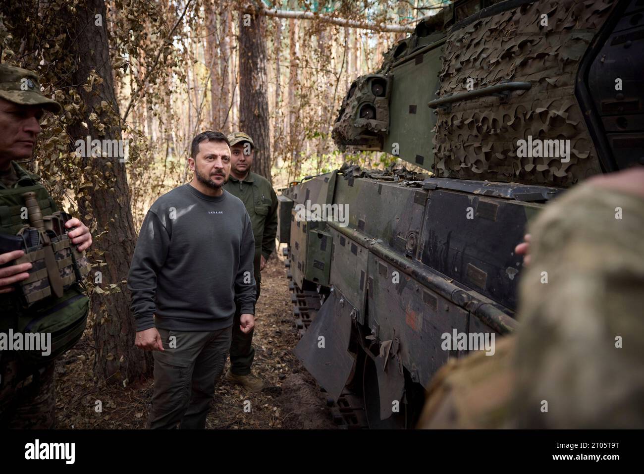 Kupyansk-Lyman, Ukraine. 03 octobre 2023. Le président ukrainien Volodymyr Zelenskyy, au centre, voit un char Leopard 2 de fabrication allemande avec la 21e brigade mécanisée séparée lors d'une visite sur les lignes de front dans la région de Kharkiv, le 3 octobre 2023 à Kupyansk-Lyman, en Ukraine. Crédit : Présidence ukrainienne/Bureau de presse présidentiel ukrainien/Alamy Live News Banque D'Images