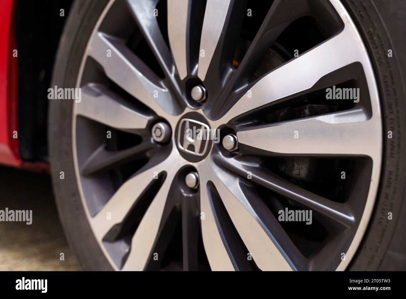 Astorga, Espagne - 4 juin 2023 : roue de voiture avec logo Honda métallique argenté brillant. Banque D'Images Astorga, Espagne - 4 juin 2023 : roue de voiture avec logo Honda métallique argenté brillant. Banque D'Images