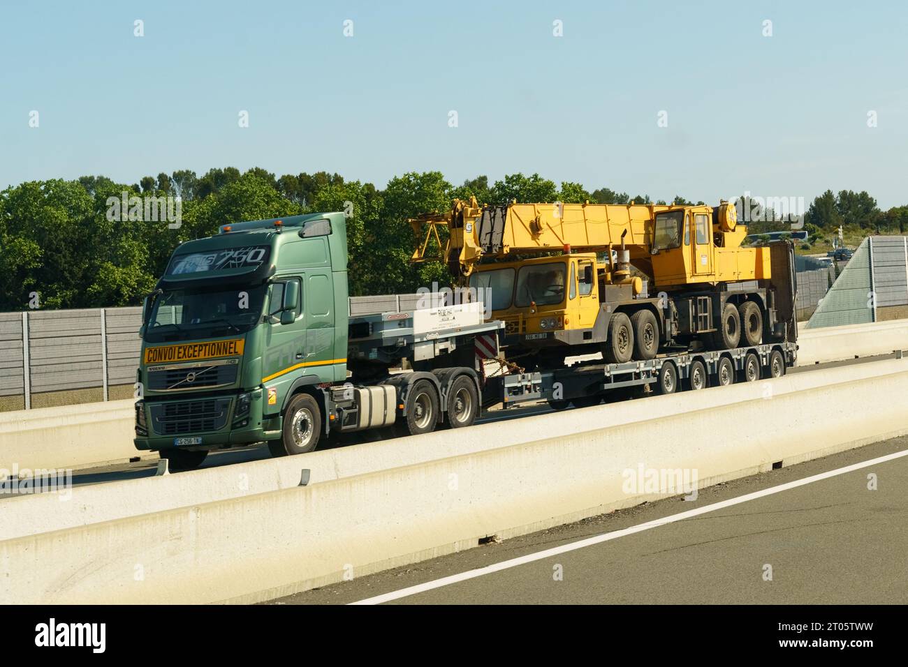 Vienne, France - 16 mai 2023 : un gros camion roule le le long de l'autoroute, transportant une charge cylindrique. Banque D'Images