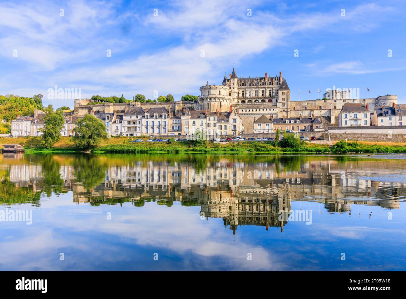 Amboise, France. La ville fortifiée et le château d'Amboise se reflètent dans la Loire. Banque D'Images