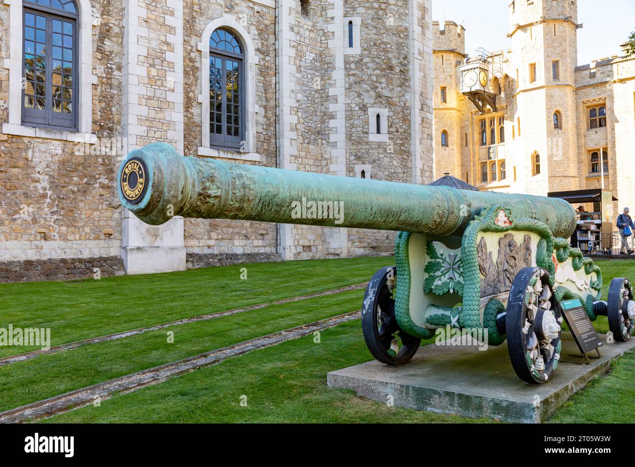 Tower of London Bronze canon de 24 livres commandé par l'ordre de Saint-Jean en 1607 avec canon flamand, décorations héraldiques, Londres, Royaume-Uni Banque D'Images