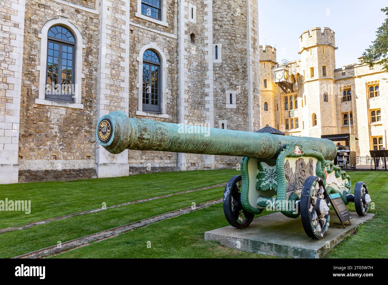 Tower of London Bronze canon de 24 livres commandé par l'ordre de Saint-Jean en 1607 avec canon flamand, décorations héraldiques, Londres, Royaume-Uni Banque D'Images