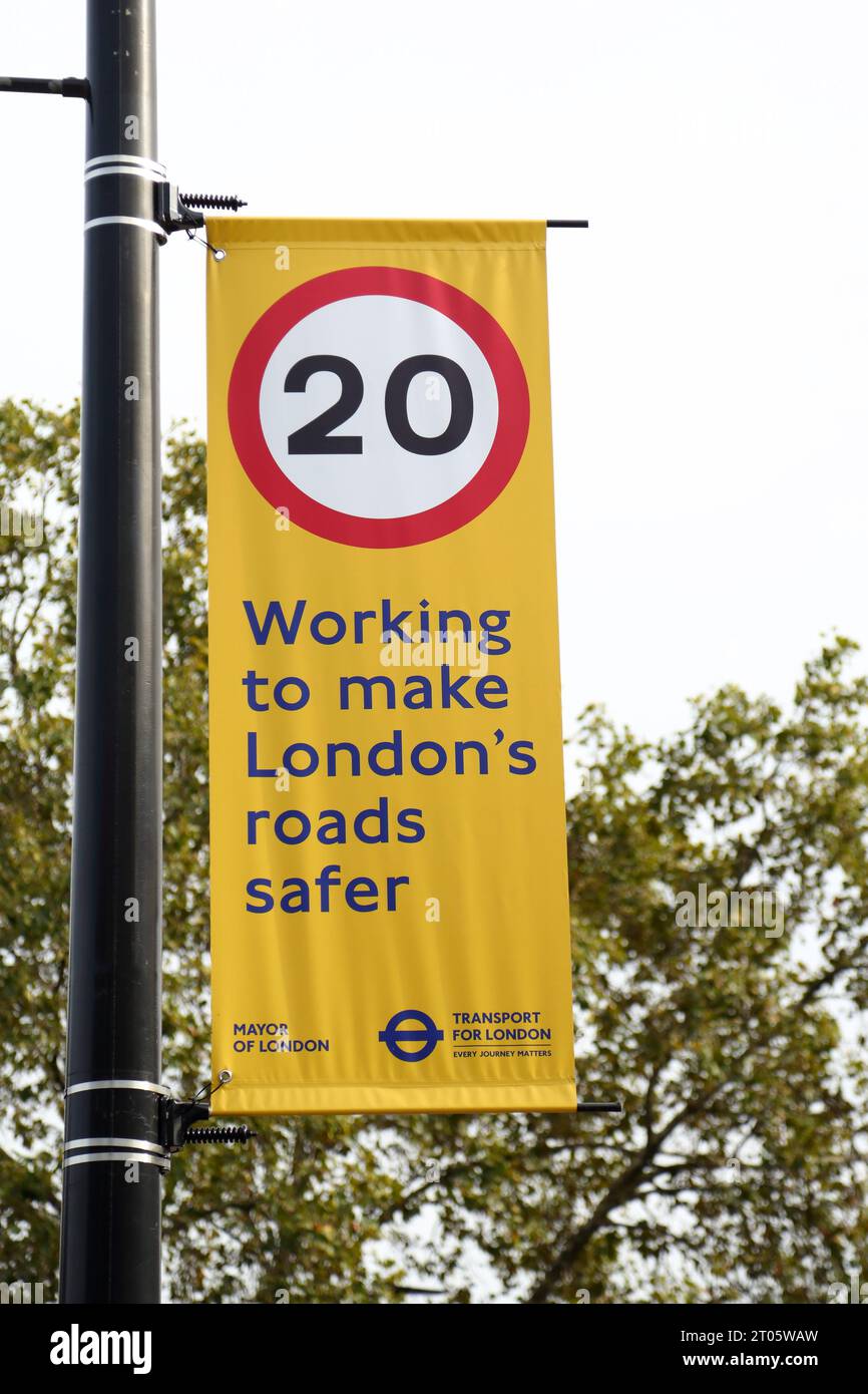 Un petit drapeau promouvant la sécurité routière à Londres en introduisant une limite de 20 mph, Londres, Royaume-Uni Banque D'Images