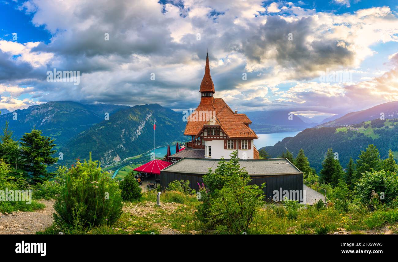 Magnifique sommet de Harder Kulm à Swiss Interlaken en été au coucher du soleil. Turquoise lac Thun et Brienz en arrière-plan. Paysage magnifique au sommet de Harder Kul Banque D'Images