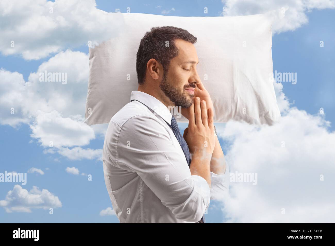 Photo de profil d'un homme d'affaires dormant sur un oreiller dans une chemise et une cravate avec des nuages et un ciel bleu autour Banque D'Images