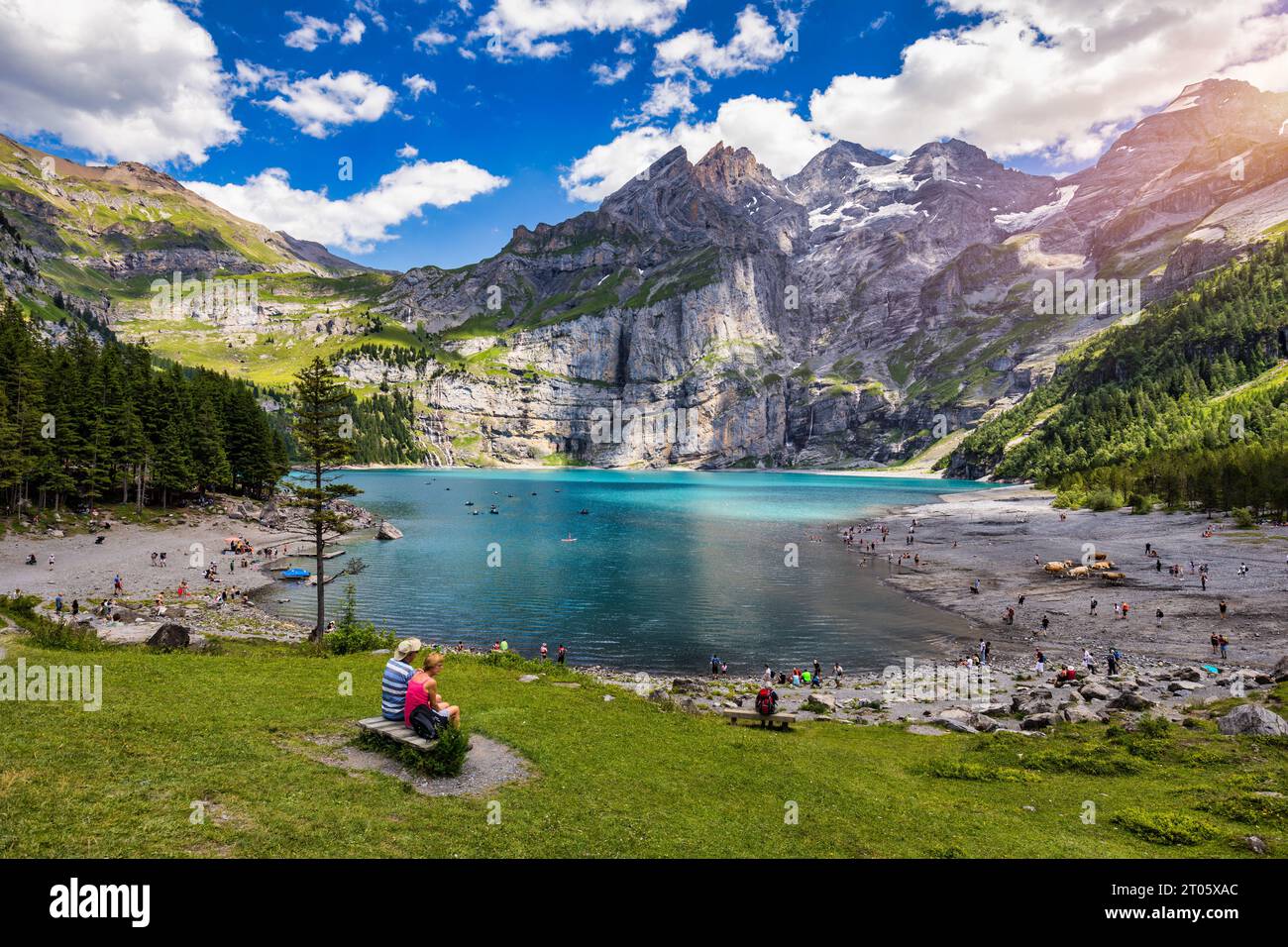 Célèbre Oeschinensee avec montagne Bluemlisalp par une belle journée d'été. Panorama du lac d'azur Oeschinensee. alpes suisses, Kandersteg. Des tourquis incroyables Banque D'Images