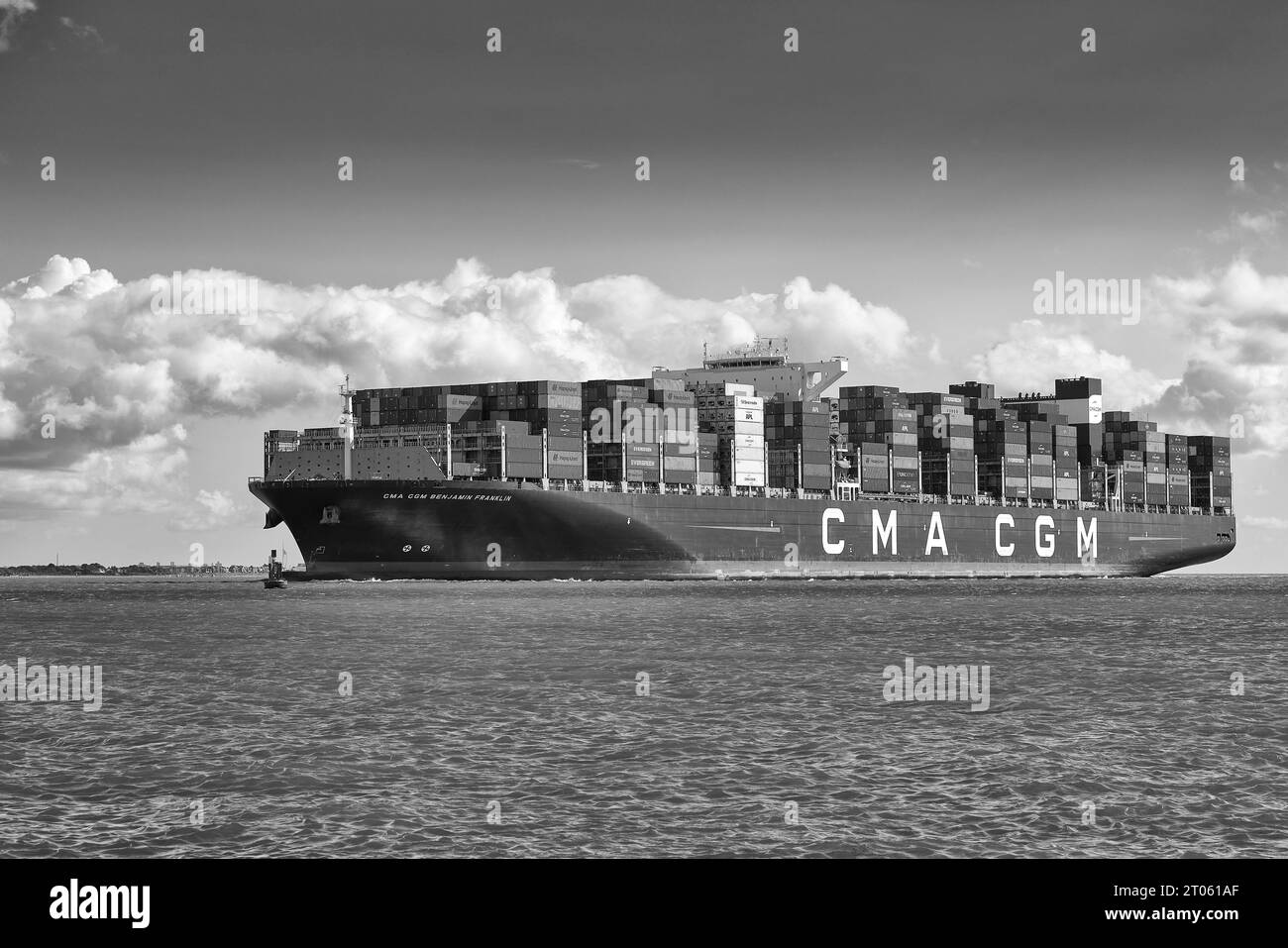 Photo en noir et blanc du très grand porte-conteneurs CMA CGM Benjamin Franklin entrant dans le port de Southampton, au Royaume-Uni. Banque D'Images