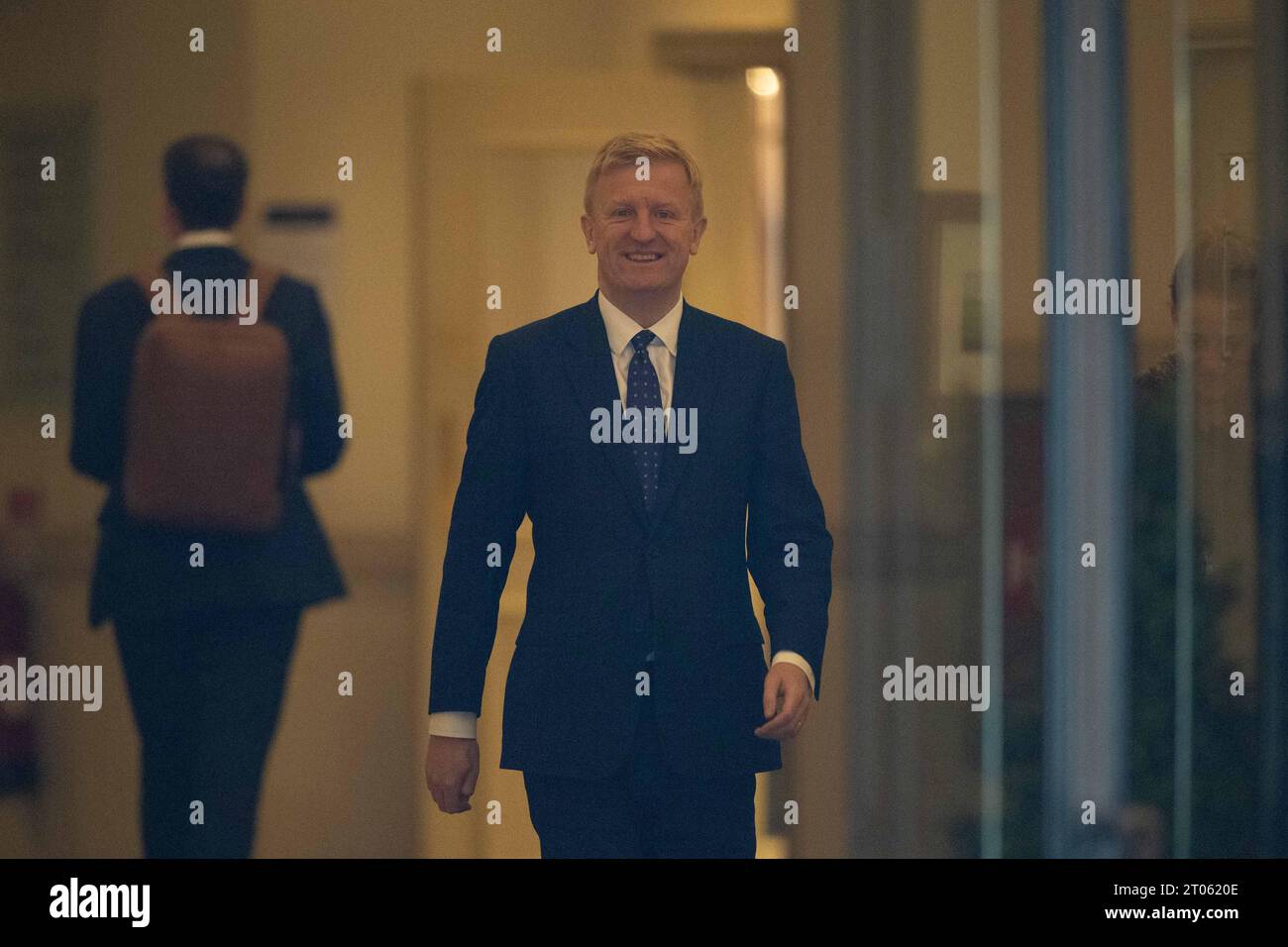 Oliver Dowden député avec un assistant le dernier jour de la conférence du Parti conservateur au Manchester Central Convention Complex, Manchester le mercredi 4 octobre 2023. (Photo : Pat Scaasi | MI News) crédit : MI News & Sport / Alamy Live News Banque D'Images