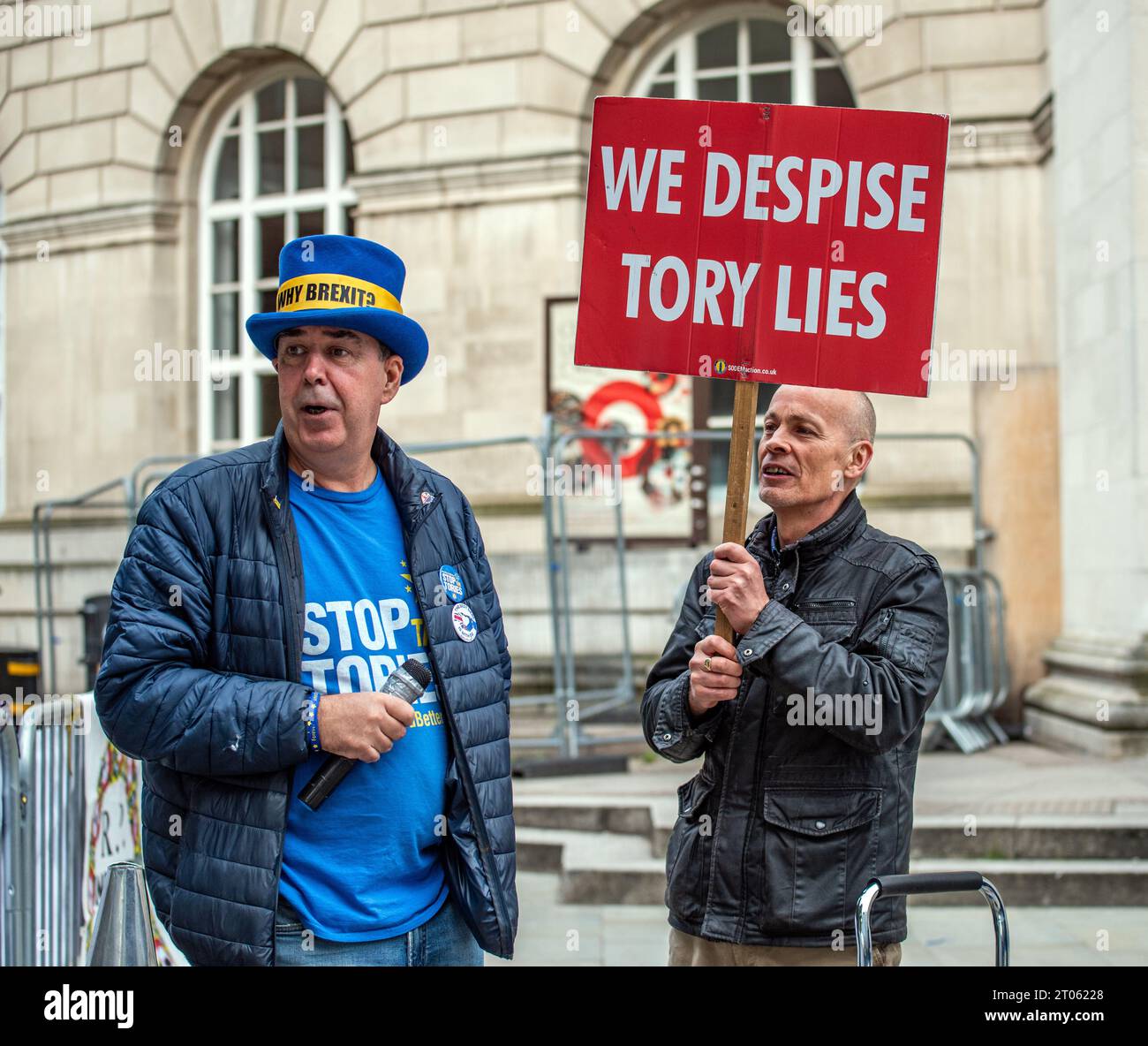 Les manifestants diffusent un message fort de haine MANCHESTER, ANGLETERRE LES IMAGES QUI DIVISENT montrent l'atmosphère intense qui entoure la Confere conservatrice Banque D'Images