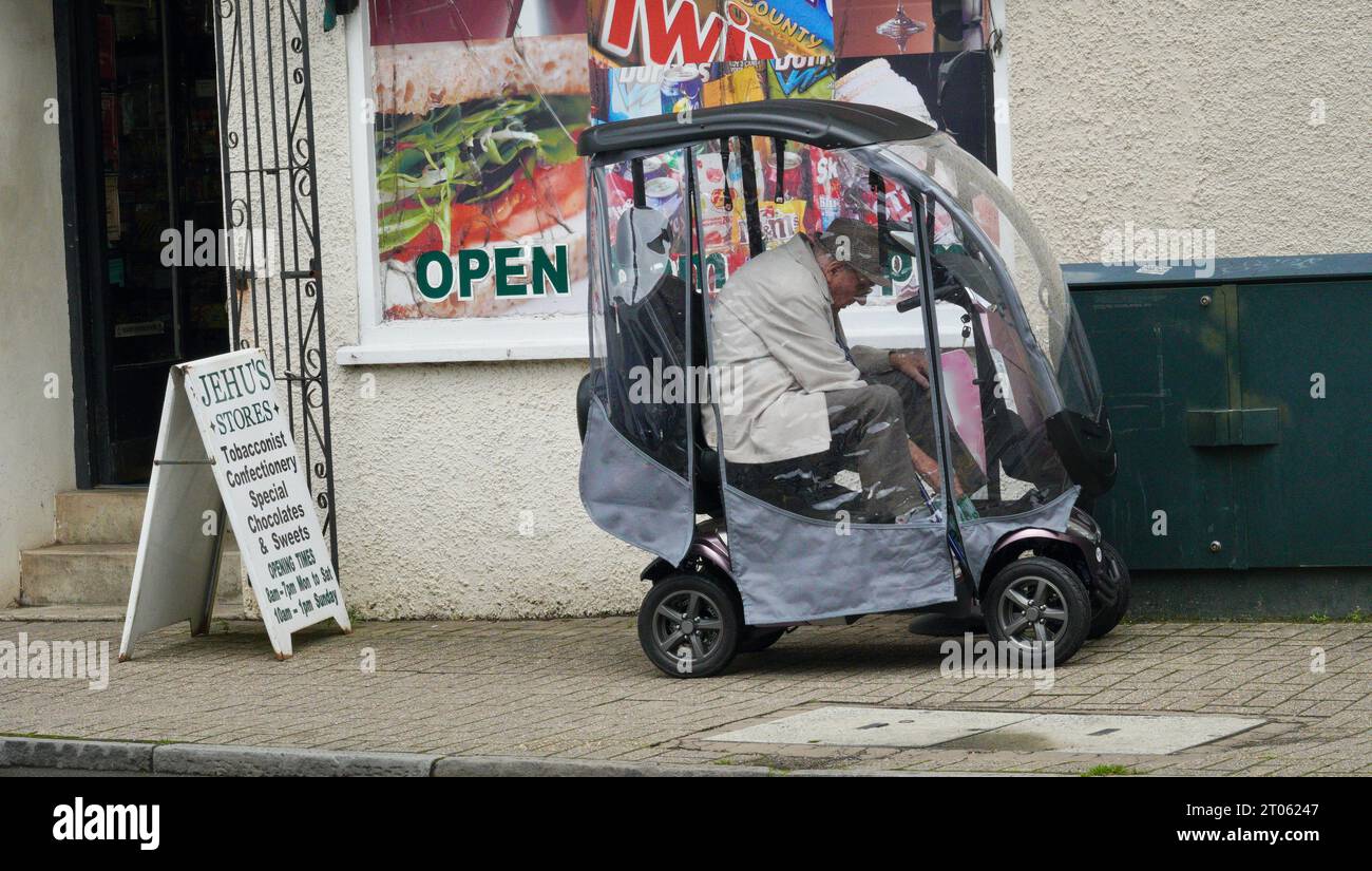 Primé Crickhowell High Street est l'un des rares centres-villes du pays où les entreprises locales vendent des produits locaux et des produits locaux. Banque D'Images