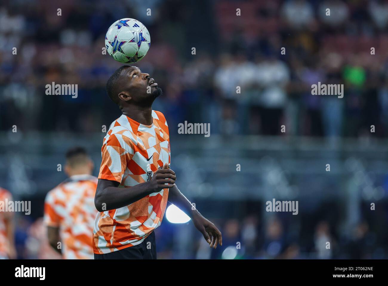 Milan, Italie. 03 octobre 2023. Marcus Thuram du FC Internazionale se réchauffe lors de la phase de groupes de l'UEFA Champions League 2023/24 - match de football du groupe D entre le FC Internazionale et le SL Benfica au stade Giuseppe Meazza. Score final ; FC Internazionale 1 : 0 SL Benfica. Crédit : SOPA Images Limited/Alamy Live News Banque D'Images