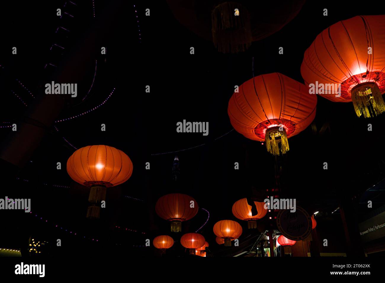 Lanternes rouges dans la suspension dans le fond sombre. Banque D'Images