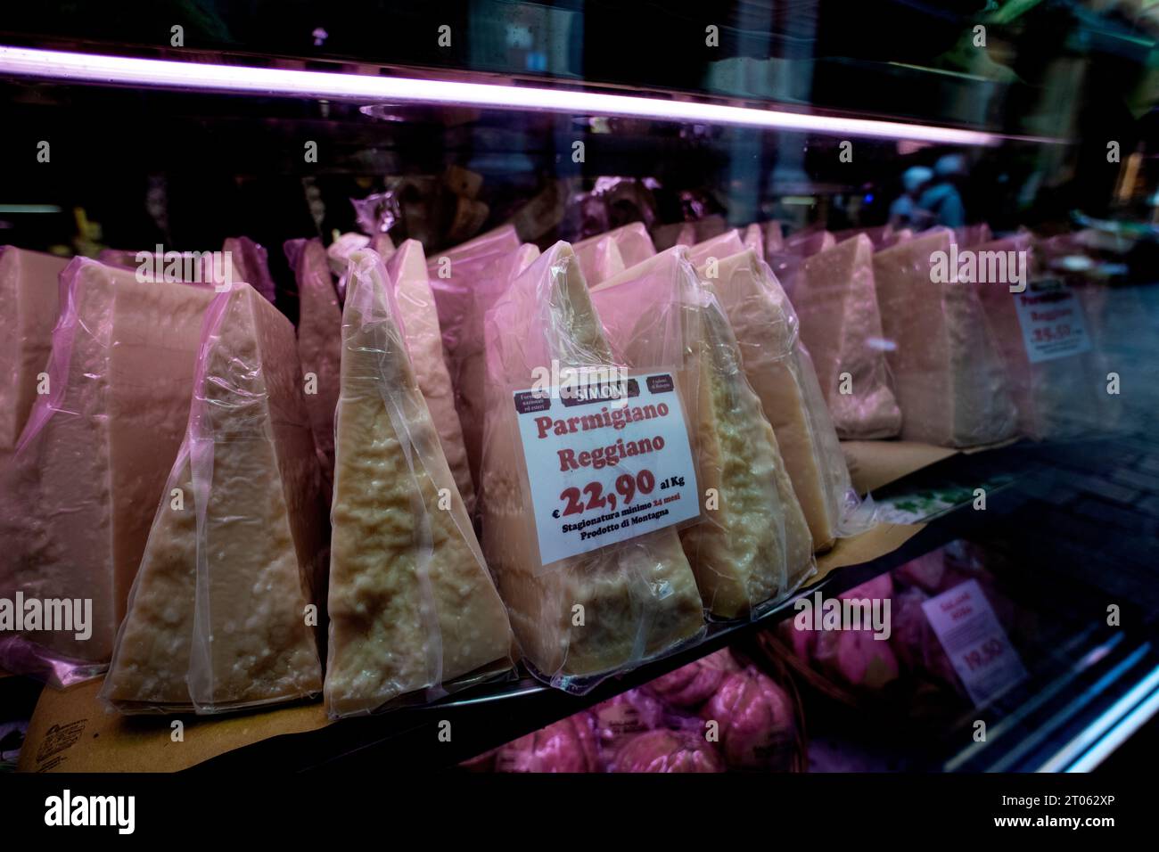 Bologne en Émilie-Romagne en Italie du Nord sept 2023 située au cœur de la zone de marché, Salumeria Simoni est ici depuis 1960. Il vend sp Banque D'Images