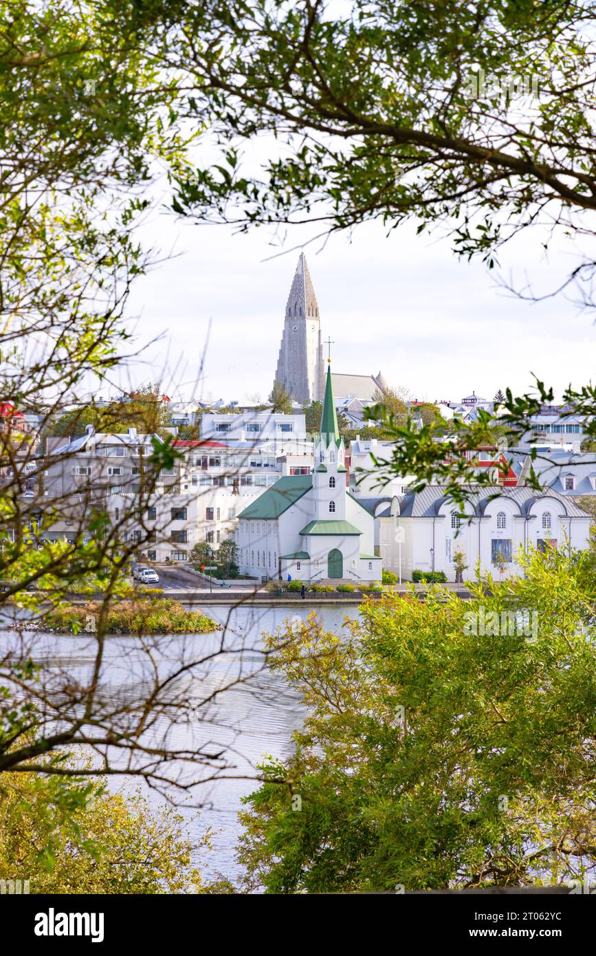 Centre-ville de Reykjavik - vue sur la cathédrale, Hallgrímskirkja sous le soleil d'été ; Reykjavik, Islande Europe Banque D'Images