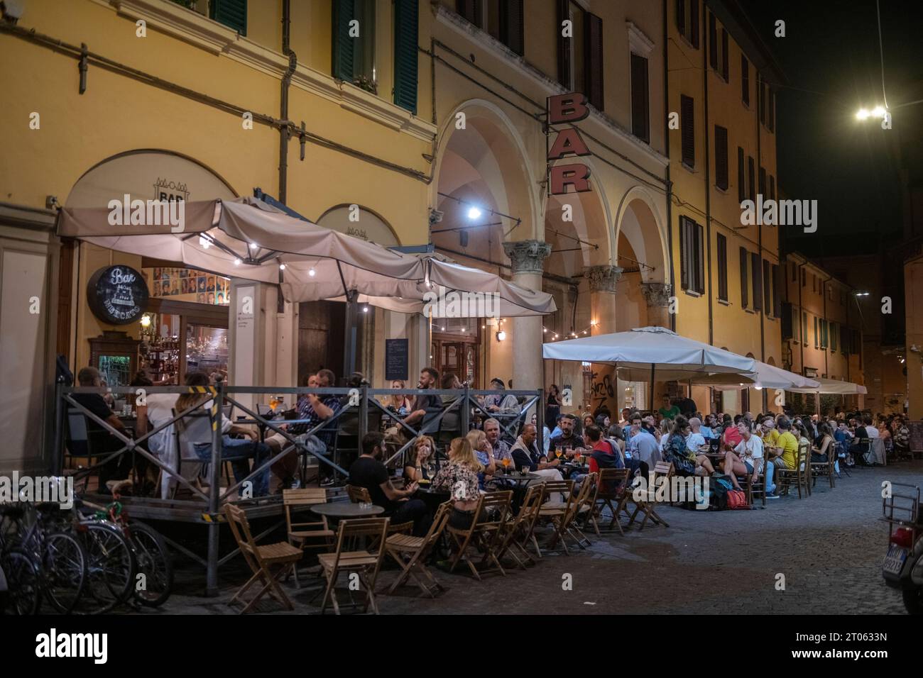 Bologne en Émilie-Romagne dans le nord de l'Italie sept 2023 manger et boire Al Fresco, à l'extérieur. Wiki : est une ville et la capitale de l'Emilie-Romagn Banque D'Images