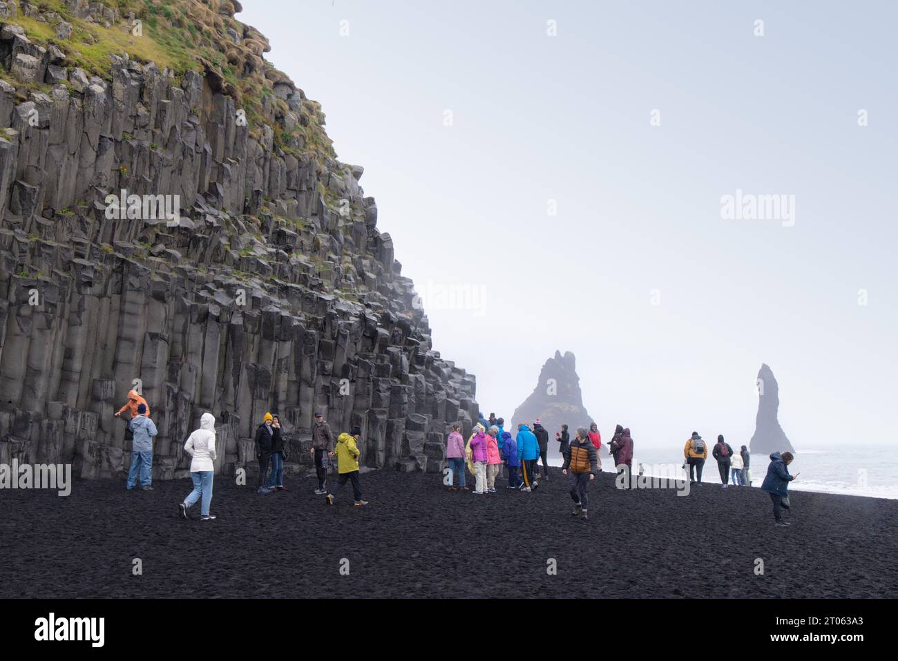 Plage d'Islande : plage de sable noir de Vik, ou plage Reynisfjara, visite de la côte sud de l'Islande, falaises de basalte et résultats de l'activité volcanique ; Vik, Islande Banque D'Images