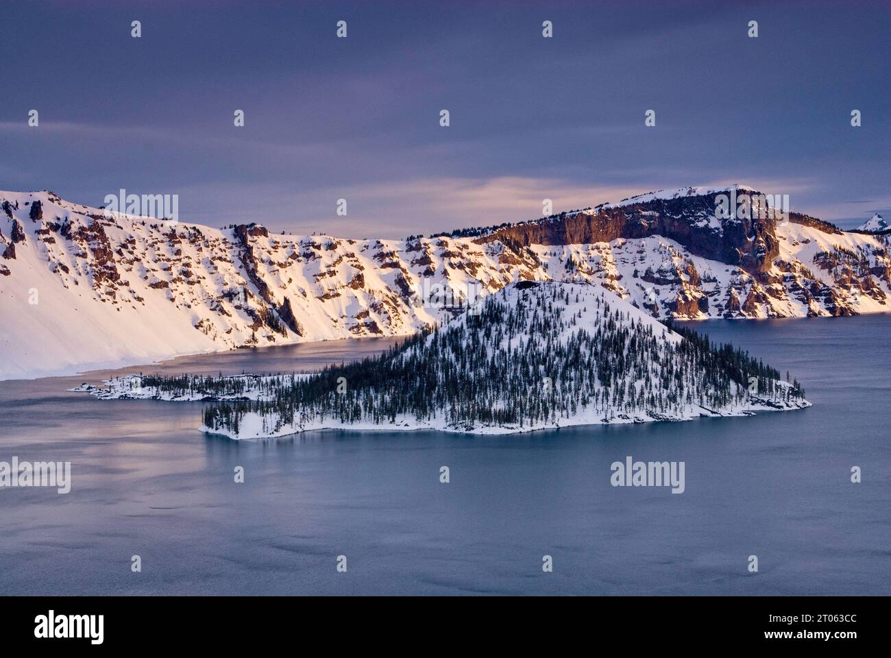 Wizard Island à Crater Lake à l'intérieur de la caldeira dans l'ancien volcan depuis le point de vue de Rim Village, lever du soleil en hiver, Crater Lake National Park, Oregon USA Banque D'Images