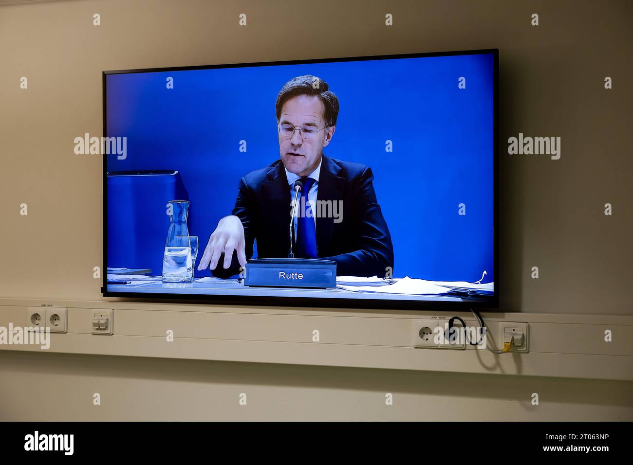 LA HAYE - le Premier ministre sortant Mark Rutte à la télévision dans la salle de presse pendant les audiences publiques de la commission d'enquête parlementaire qui enquête sur la politique du gouvernement en matière de fraude. L'enquête a été ouverte à la suite du scandale des prestations pour enfants. ANP ROBIN VAN LONKHUIJSEN pays-bas Out - belgique Out Banque D'Images