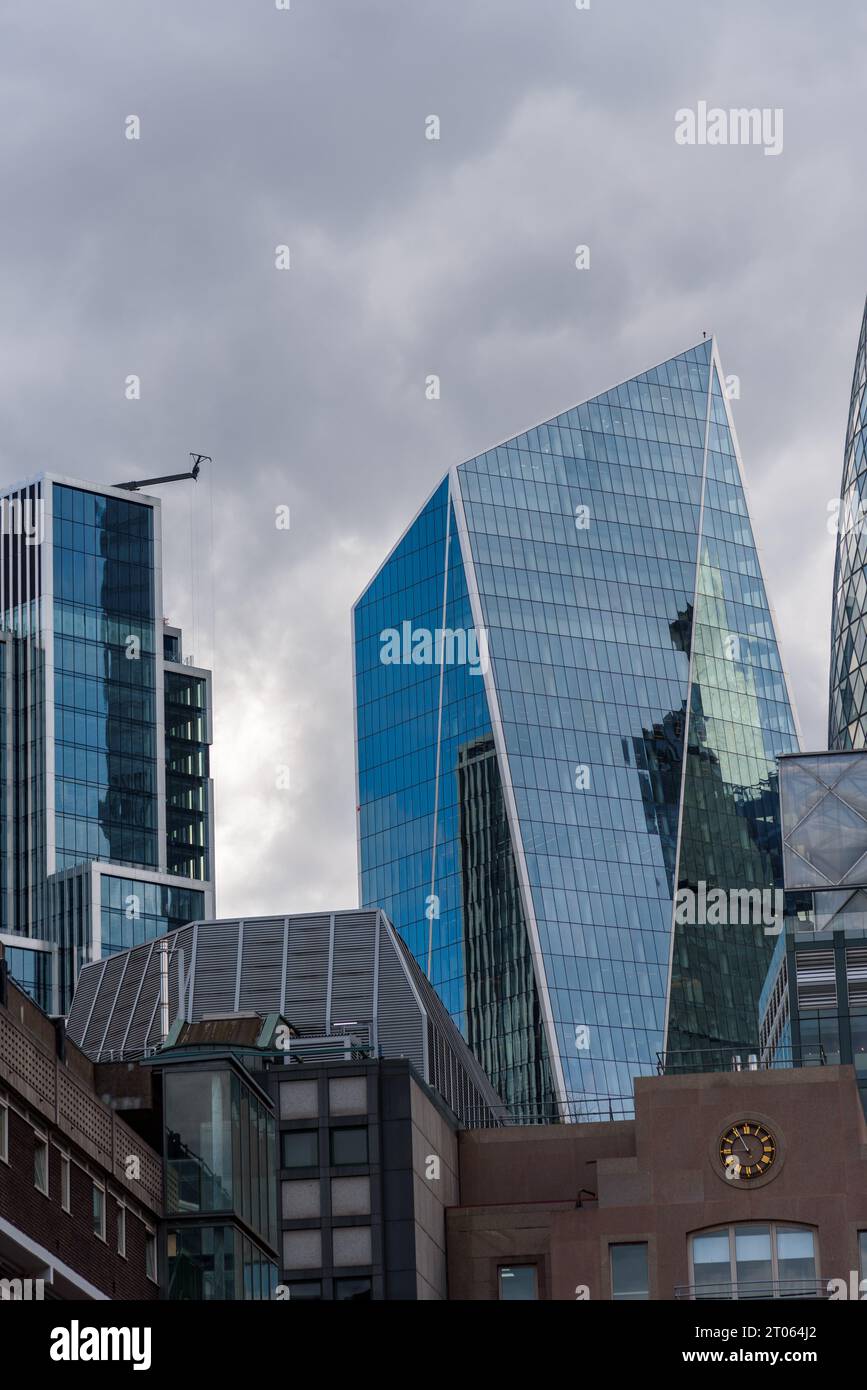 Londres, Royaume-Uni - 25 août 2023 : vue d'immeubles de bureaux modernes dans la City de Londres près de Liverpool Street. Bishopsgate court Banque D'Images