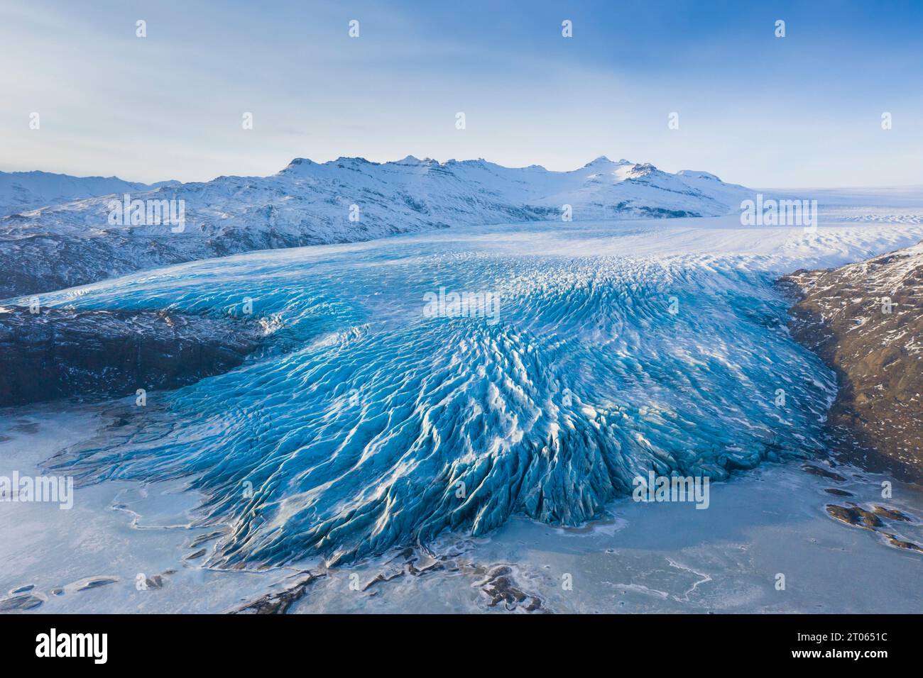 Vue aérienne sur la langue de glace Falljökull en hiver, l'un des nombreux glaciers de sortie de Vatnajökull / glacier Vatna, la plus grande calotte glaciaire d'Islande, Austurland Banque D'Images