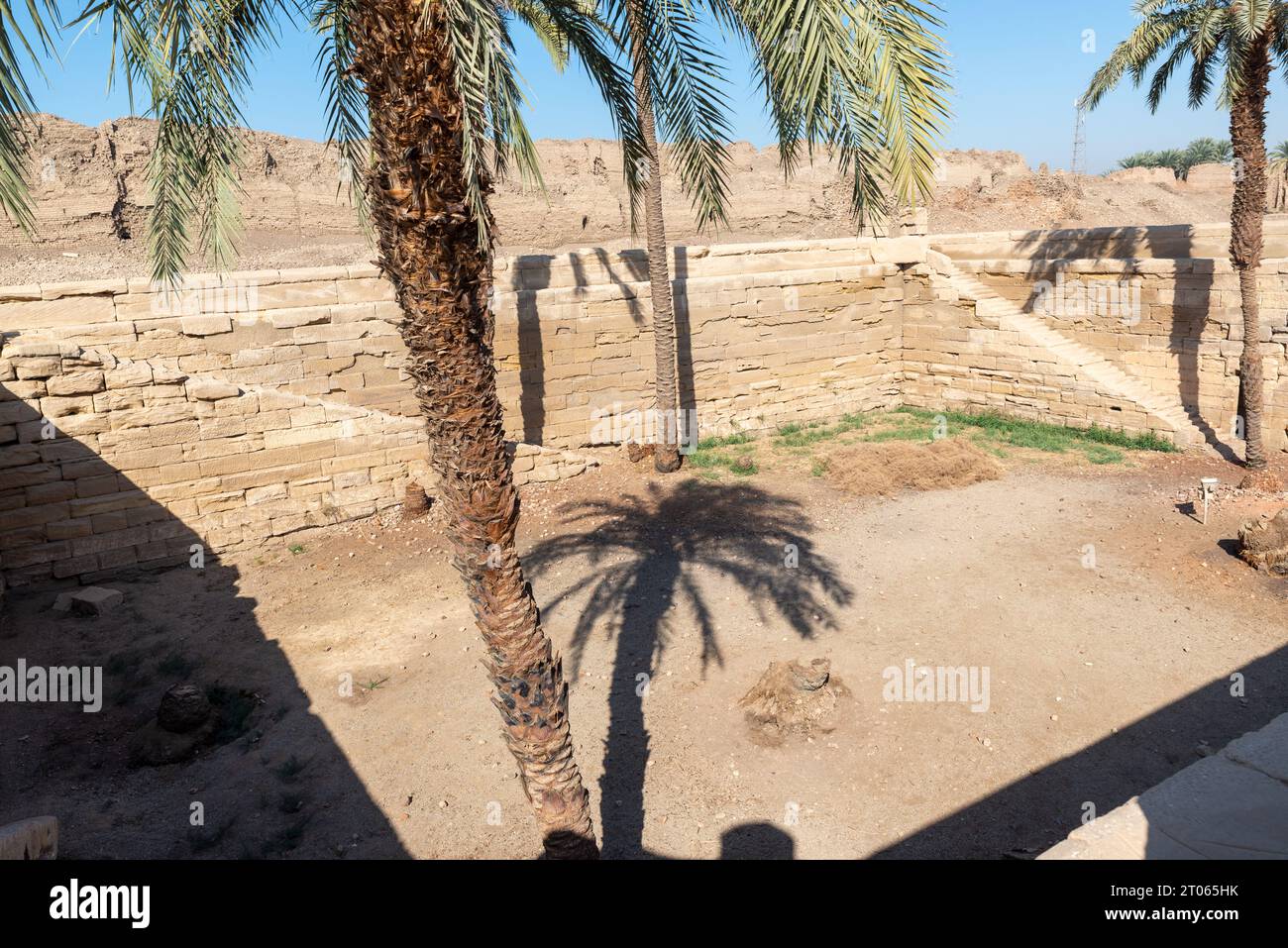 Piscine du lac sacré dans la cour extérieure du complexe du temple de Dendera, Dendera, Egypte Banque D'Images