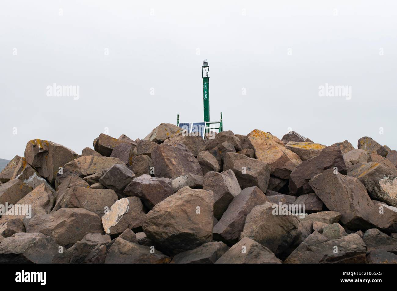 Marqueur de navigation à main de port à constitué Pierre, France Banque D'Images