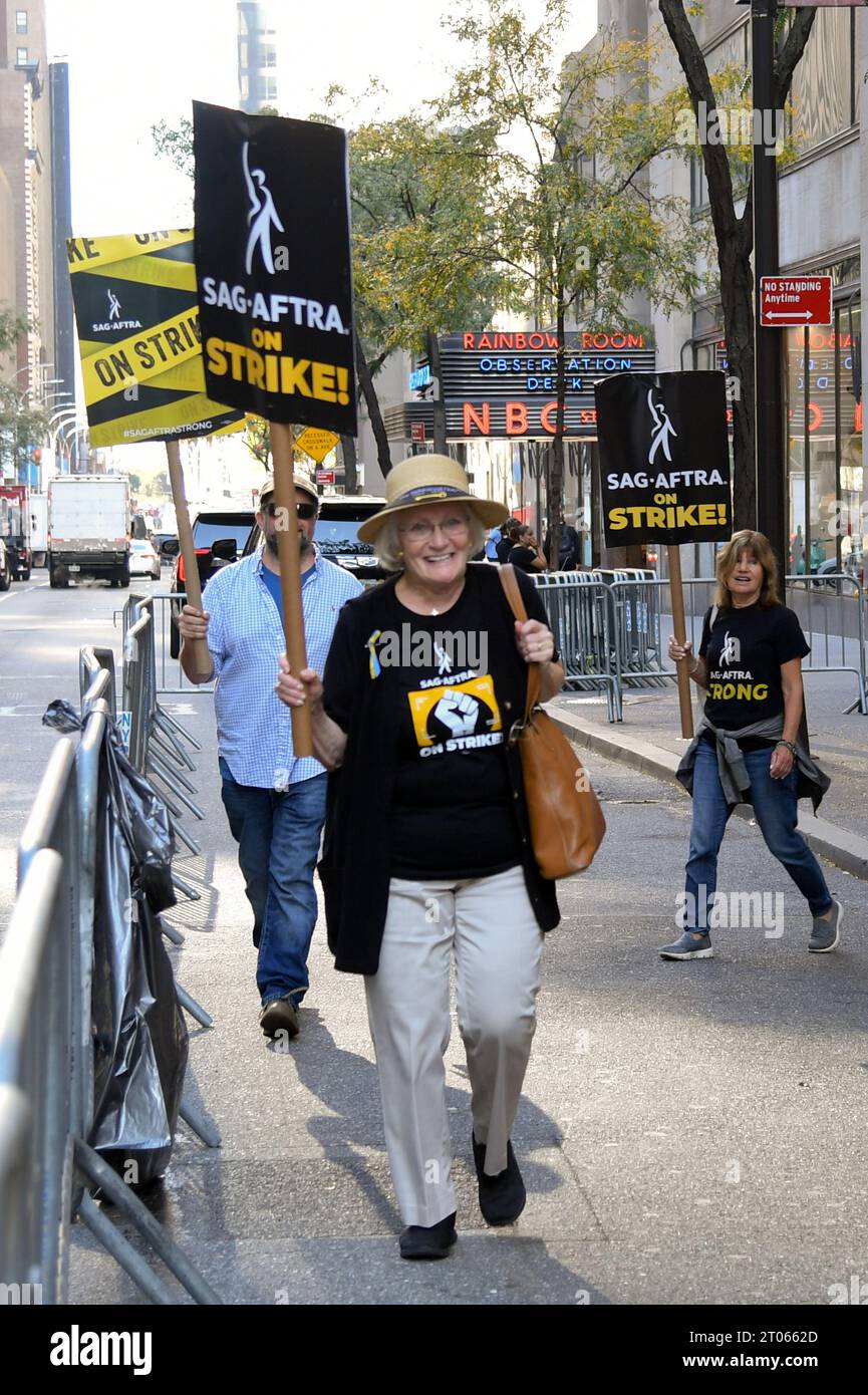 New York, États-Unis. 04 octobre 2023. SAG-AFTRA frappe la ligne de piquetage aux studios NBC à New York, NY le 4 octobre 2023. (Photo par Efren Landaos/Sipa USA) crédit : SIPA USA/Alamy Live News Banque D'Images