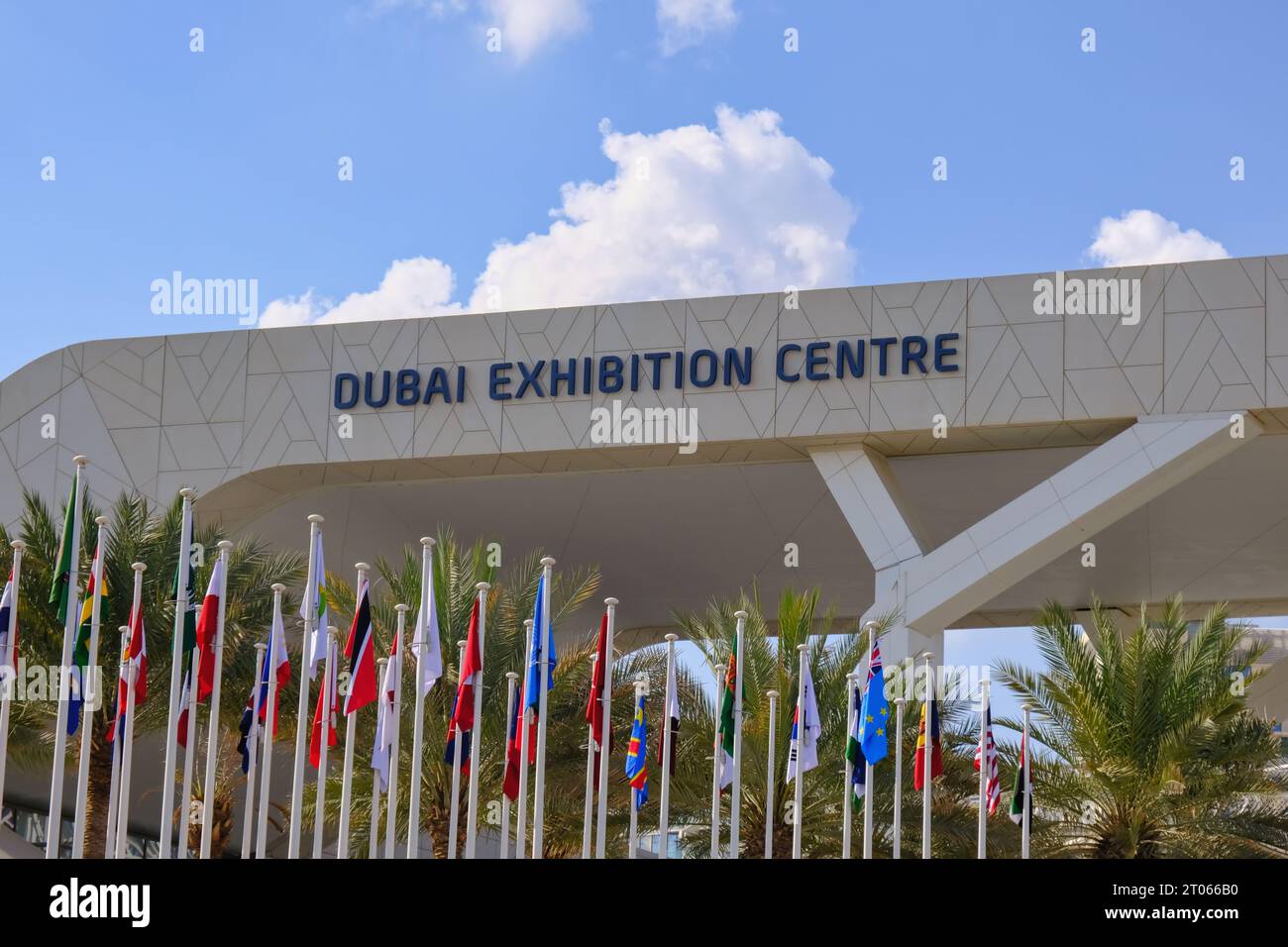 Dubaï, Émirats arabes Unis. Entrée à l'exposition du Dubai Exhibition Centre, célèbre dans le monde entier, avec de nombreux drapeaux. Banque D'Images