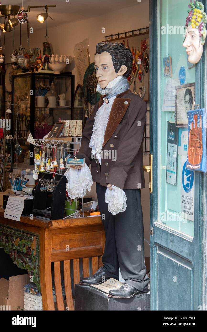 Recanati, 10-05-2023. Représentation de Giacomo Leopardi exposée dans une petite boutique à Recanati, la ville natale du poète Banque D'Images