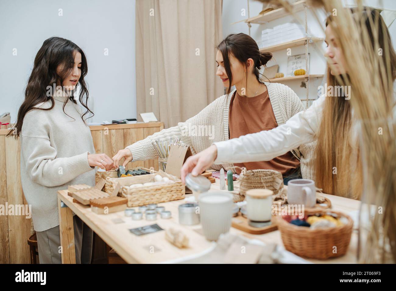 Un employé d'un magasin écologique présente des produits, offrant un large choix. Image dans les tons beiges Banque D'Images