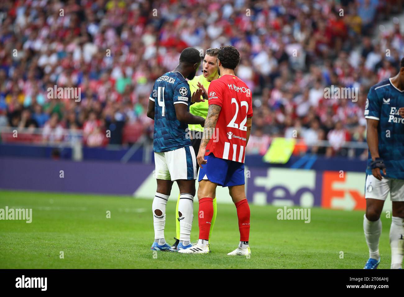 Madrid, Espagne. 04 octobre 2023. L'arbitre parle avec les joueurs lors de la journée 2 de l'UEFA Champions League entre l'Atletico de Madrid et le Feyenoord FC au stade Civitas Metropolitano à Madrid, Espagne, le 4 octobre 2023. Crédit : Edward F. Peters/Alamy Live News Banque D'Images