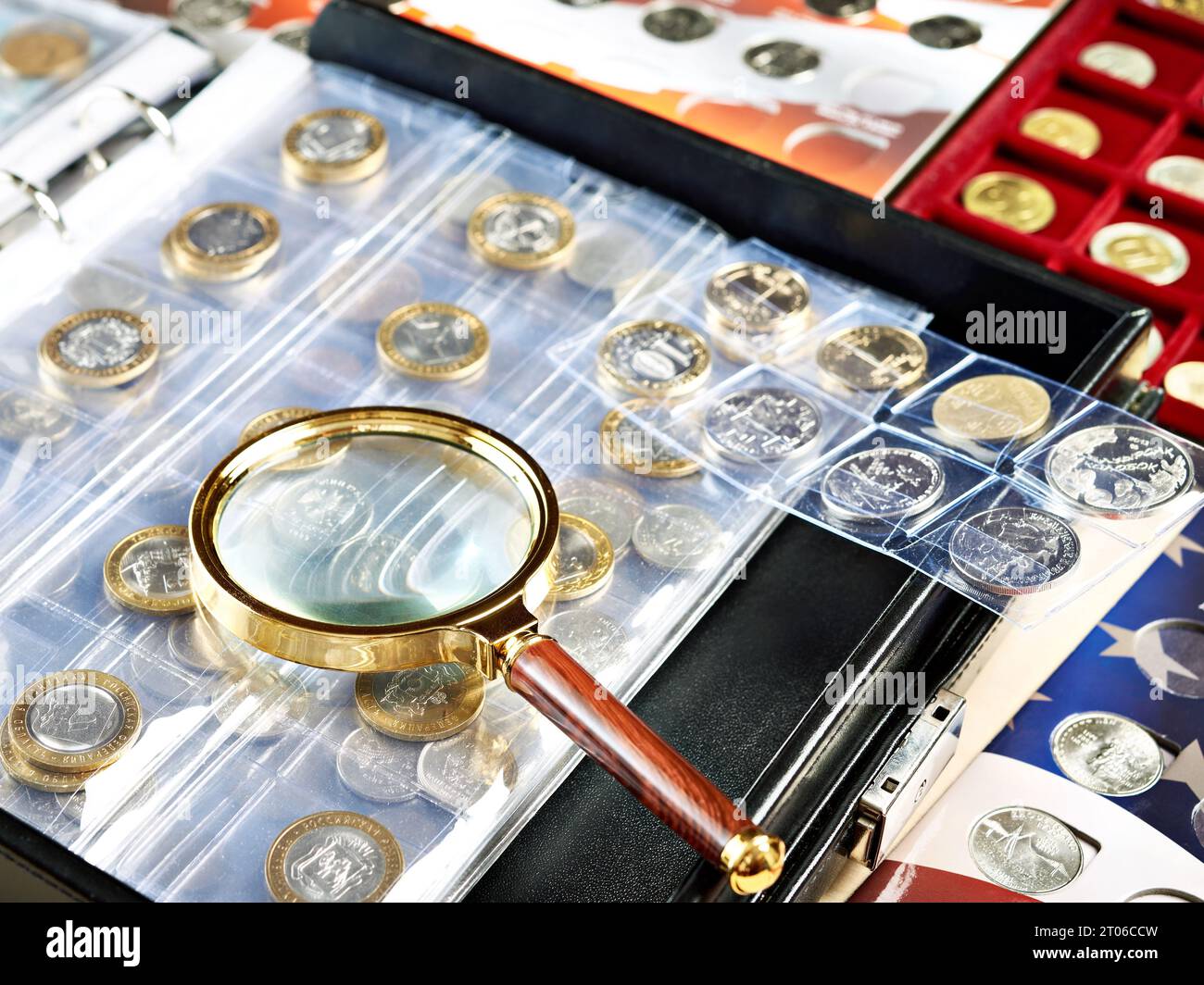 Collecte de pièces numismatiques. Album avec loupe Banque D'Images