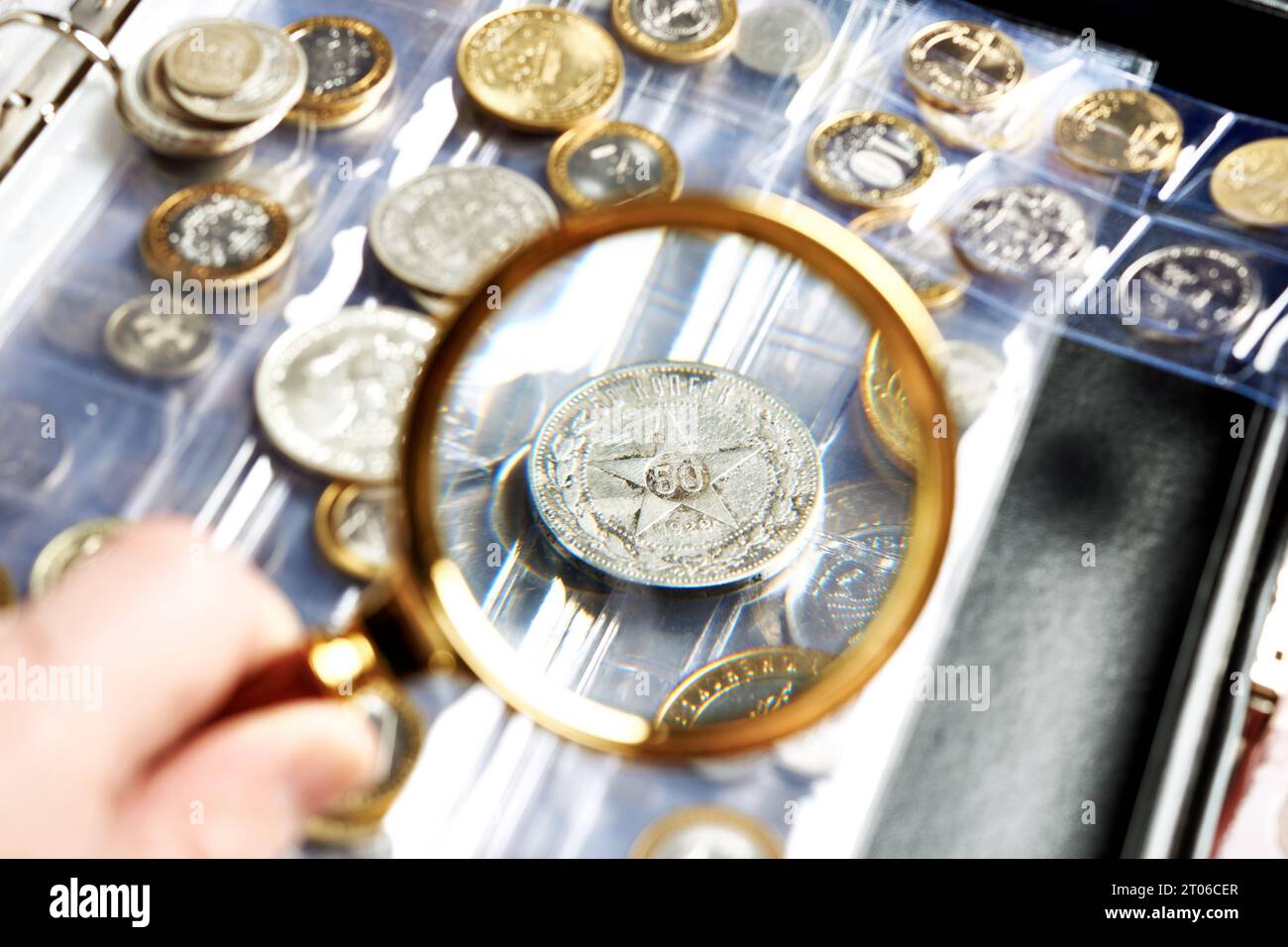 Collecte de pièces numismatiques. Album avec loupe Banque D'Images