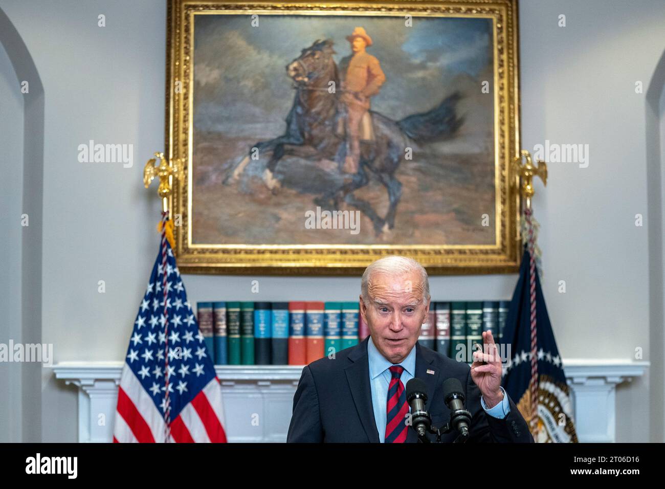 Washington, États-Unis. 04 octobre 2023. Le président Joe Biden prononce un discours sur les efforts de son administration pour annuler la dette étudiante et soutenir les étudiants et les emprunteurs dans la salle Roosevelt de la Maison Blanche à Washington, DC, le mercredi 4 octobre 2023. Biden a approuvé un allégement de dette supplémentaire de 9 milliards de dollars pour 125 000 000 emprunteurs de prêts étudiants supplémentaires. Photo de Shawn Thew/UPI crédit : UPI/Alamy Live News Banque D'Images