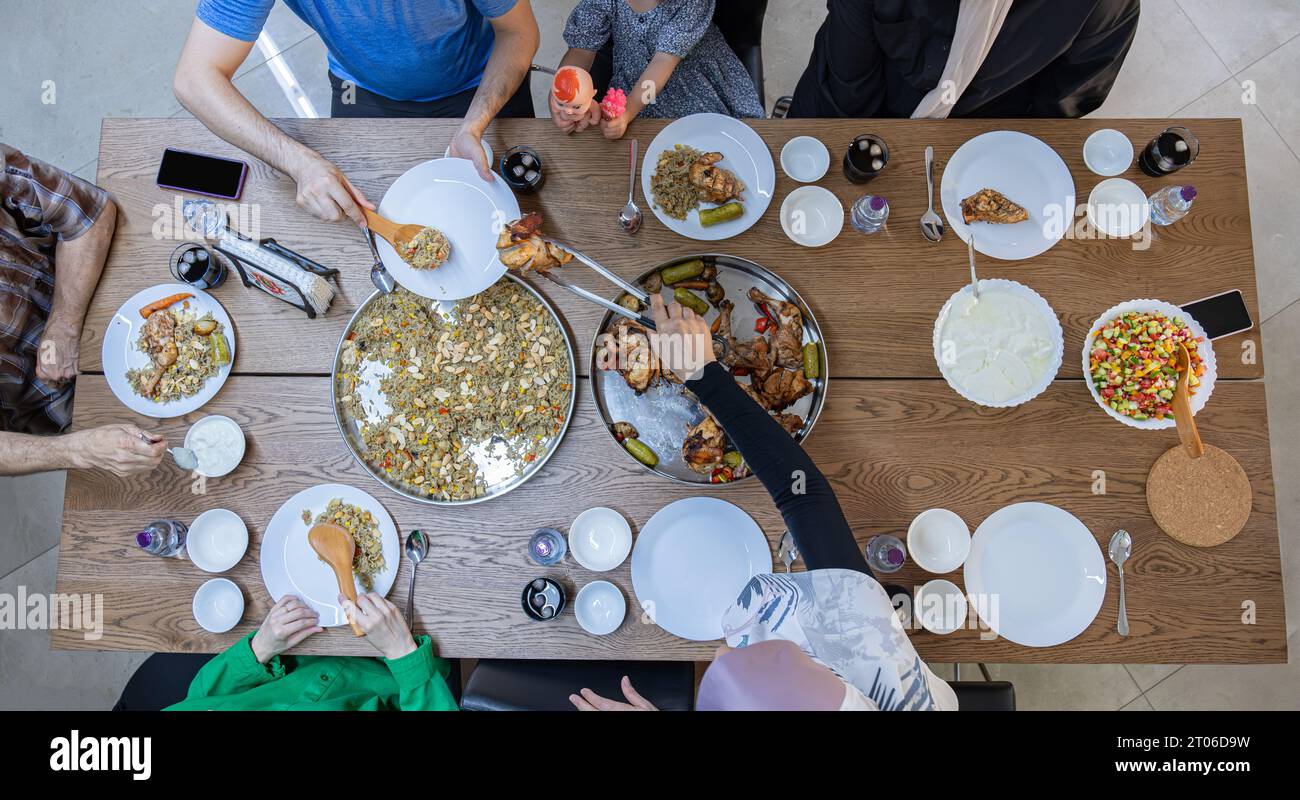 famille de plusieurs générations mangeant avec grand-père Banque D'Images