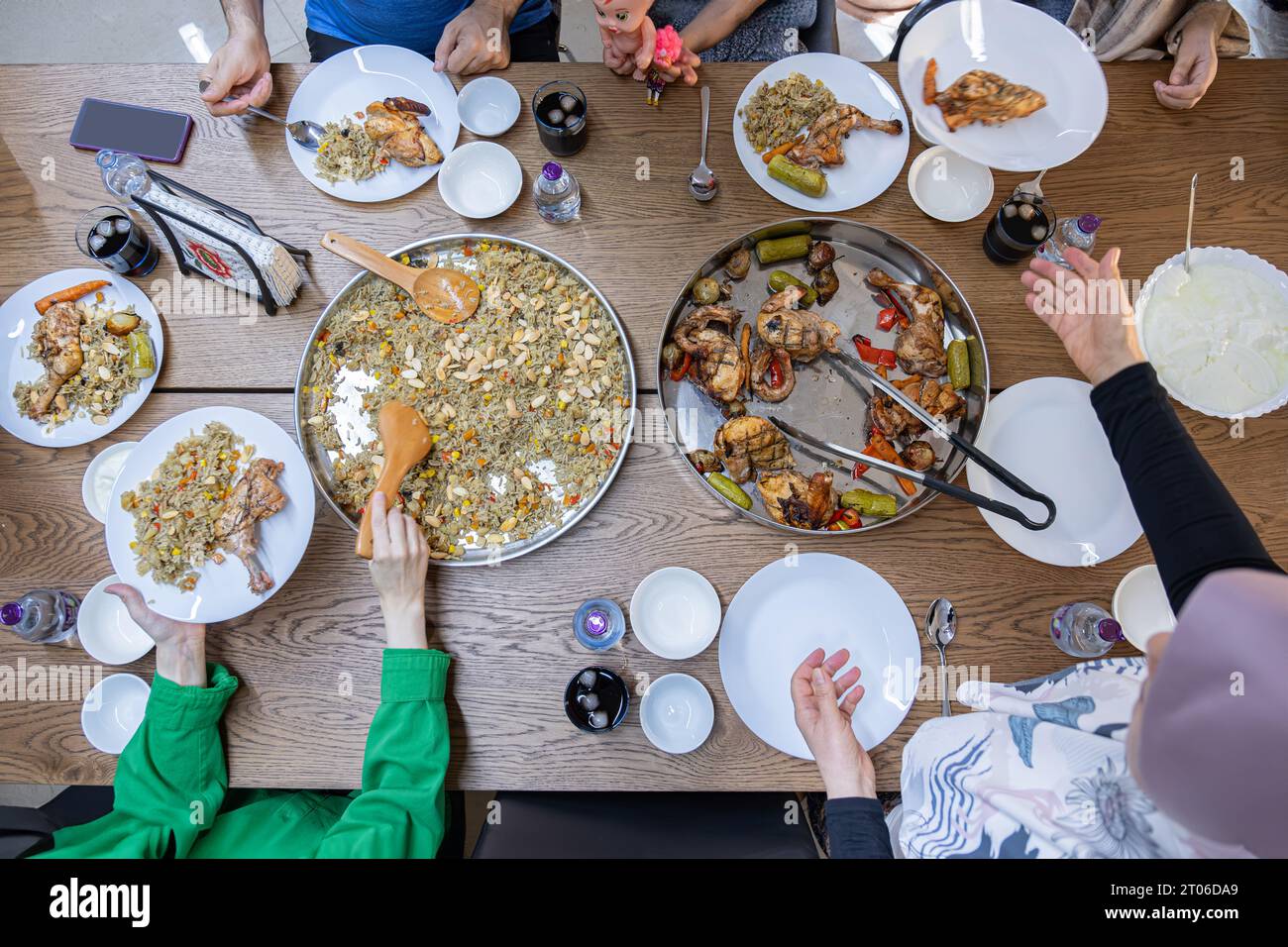 famille de plusieurs générations mangeant avec grand-père Banque D'Images