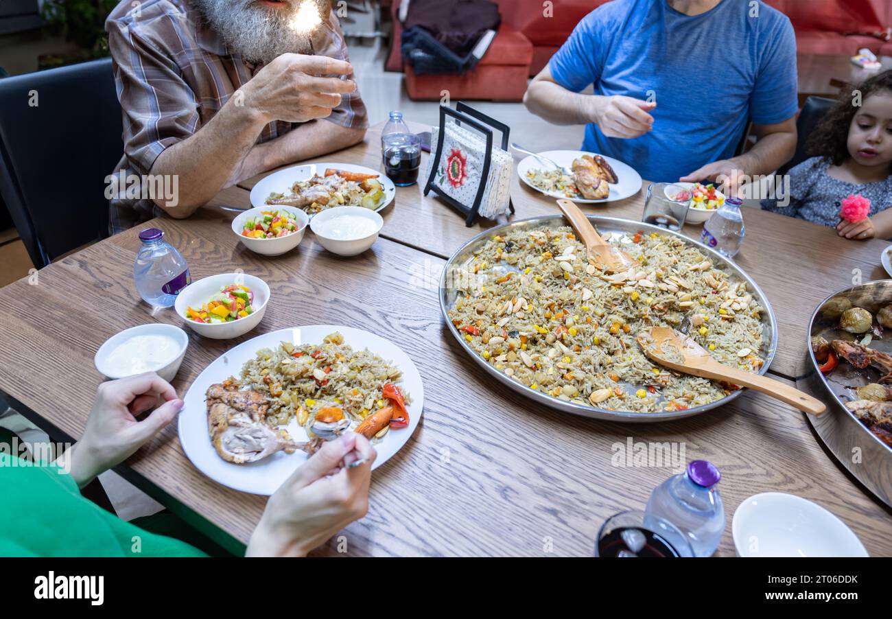 famille de plusieurs générations mangeant avec grand-père Banque D'Images