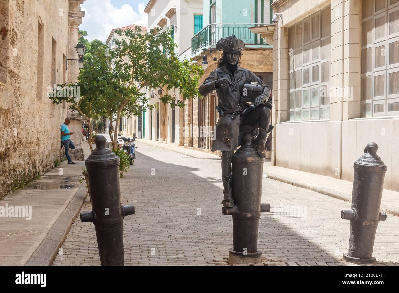 Une statue vivante ou une statue humaine se trouve sur un canon colonial dans la Vieille Havane. Le quartier historique est classé au patrimoine mondial de l'UNESCO. Banque D'Images
