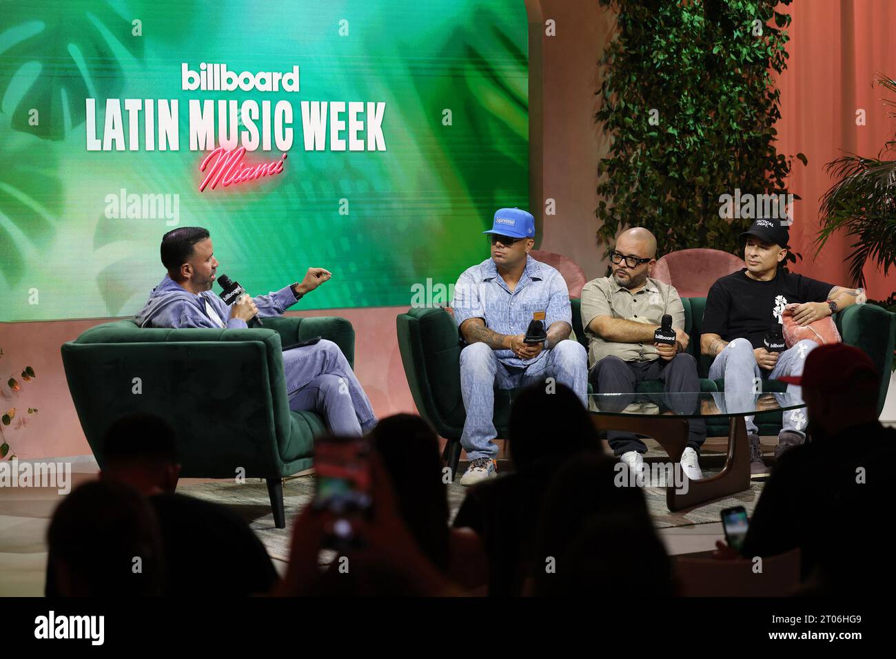 MIAMI BEACH, FL-OCT 4 : Molusco, Wisin, Hyde el Quimico DJ Nelson sont vus lors de la Billboard Latin Music week le 4 octobre 2023 à Miami, Floride. (Photo Alberto E. Tamargo/Sipa USA) crédit : SIPA USA/Alamy Live News Banque D'Images