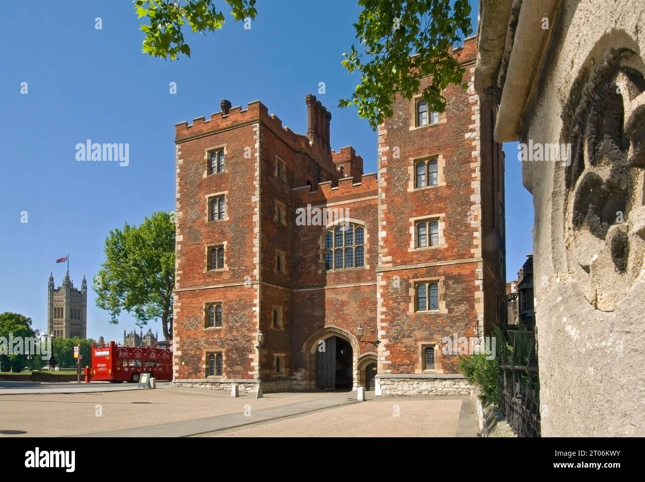 Lambeth Palace Londres. La tour de Morton's Red Brick porte Tudor formant l'entrée historique Tudor du palais de Lambeth, avec des chambres du Parlement et un bus touristique ouvert derrière. Londres Royaume-Uni Banque D'Images