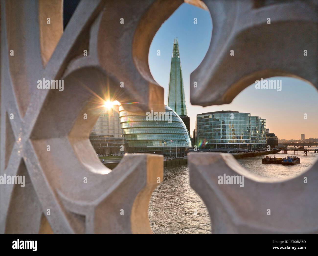 The London Shard, ancien hôtel de ville et complexe de bureaux avec horizon contemporain de la ville de Londres. La Tamise vue au coucher du soleil à travers l'historique ancien à nouveau avec le soleil couchant Sunburst, Tower Bridge style gothique mur de passerelle Londres Southwark Royaume-Uni Banque D'Images