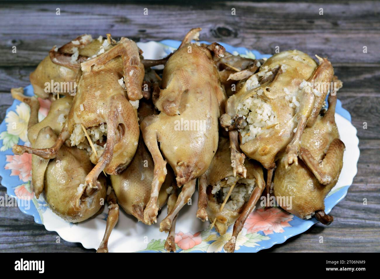 Pigeons farcis de riz blanc bouilli ou mahshi Hamam, bouillis jusqu'à ce qu'ils soient cuits et préparés pour être rôtis, frits dans l'huile chaude ou grillés, pigeons farcis est un v Banque D'Images