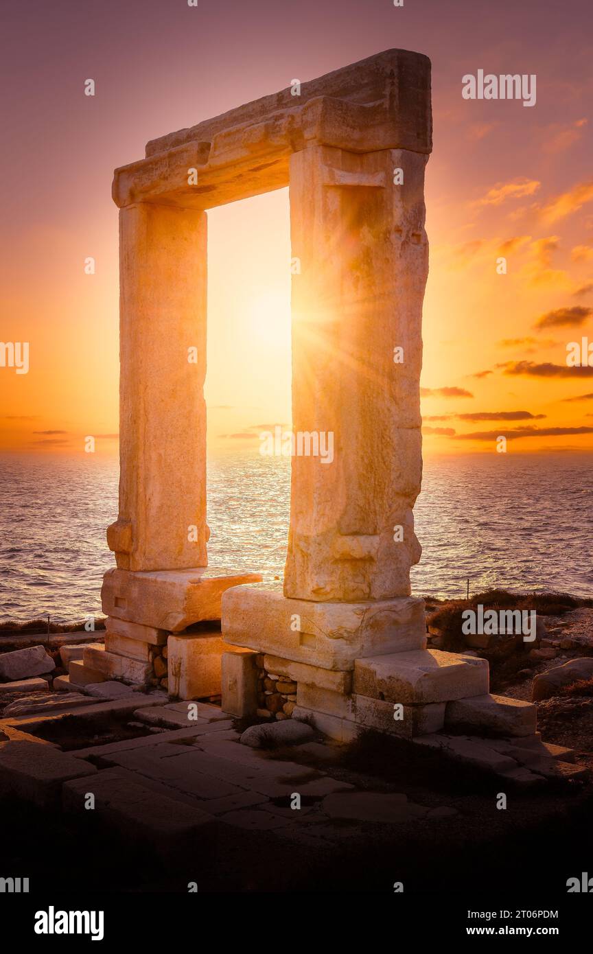 Portara au coucher du soleil, ruines du temple d'Apollon sur l'île de Naxos, archipel des Cyclades, Grèce Banque D'Images