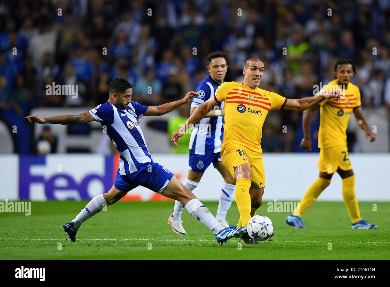 Porto, Portugal. 04 octobre 2023. Stade Dragao, Ligue des Champions 2023/2024, FC Porto contre FC Barcelone ; Alan Varela du FC Porto se bat pour le ballon de possession avec Oriol Romeu du FC Barcelone, lors du match du Groupe H de l'UEFA Champions League 2023/2024 entre le FC Porto et le FC Barcelone au stade Dragao à Porto le 04 octobre. Photo : Daniel Castro/DiaEsportivo/Alamy Live News crédit : DiaEsportivo/Alamy Live News Banque D'Images