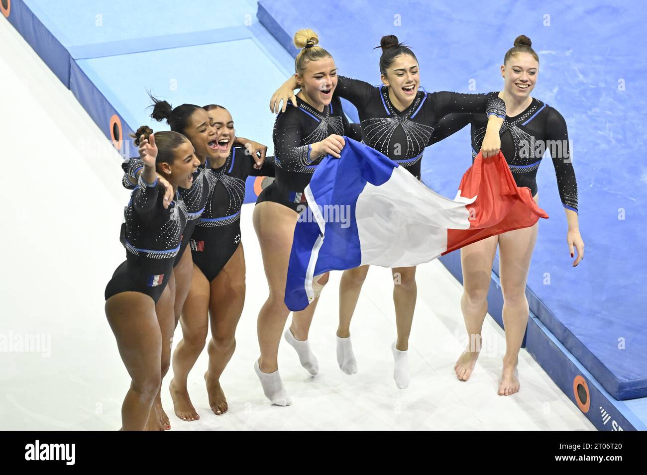 Anvers, Belgique. 04 octobre 2023. L'équipe de France célèbre sa troisième place lors de la finale par équipe féminine des Championnats du monde de gymnastique artistique, à Anvers, le mercredi 04 octobre 2023. Les mondiaux ont lieu à Anvers du 30 septembre au 08 octobre. BELGA PHOTO DIRK WAEM crédit : Belga News Agency/Alamy Live News Banque D'Images