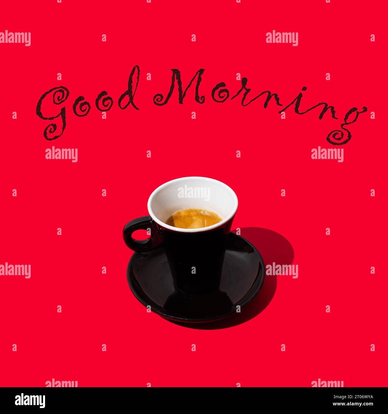 Composition tendance faite de tasse de café noir sur fond rouge. Message « bonjour ». Concept de café créatif. Fond d'espresso minimal. Banque D'Images