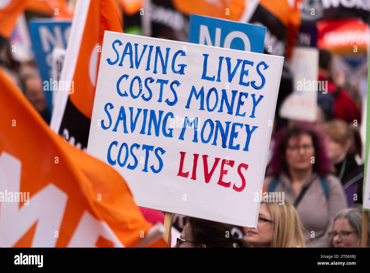 marche de protestation manifestation contre les compressions et la privatisation du National Health Service au Royaume-Uni. Économiser de l'argent coûte des vies pancarte Banque D'Images