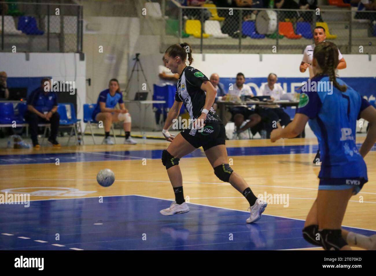 Oviedo, Espagne, 04 octobre 2023: Patricia Andreia da Silva (19), joueuse de la Costa del sol Malaga, dribble le ballon lors de la Journée 5 de la Liga Guerreras Iberdrola 2023-24 entre Lobas Global ATAC Oviedo et Costa del sol Malaga, le 4 octobre 2023, au Florida Arena Municipal Sports Center, à Oviedo, Espagne. Crédit : Alberto Brevers / Alamy Live News. Banque D'Images