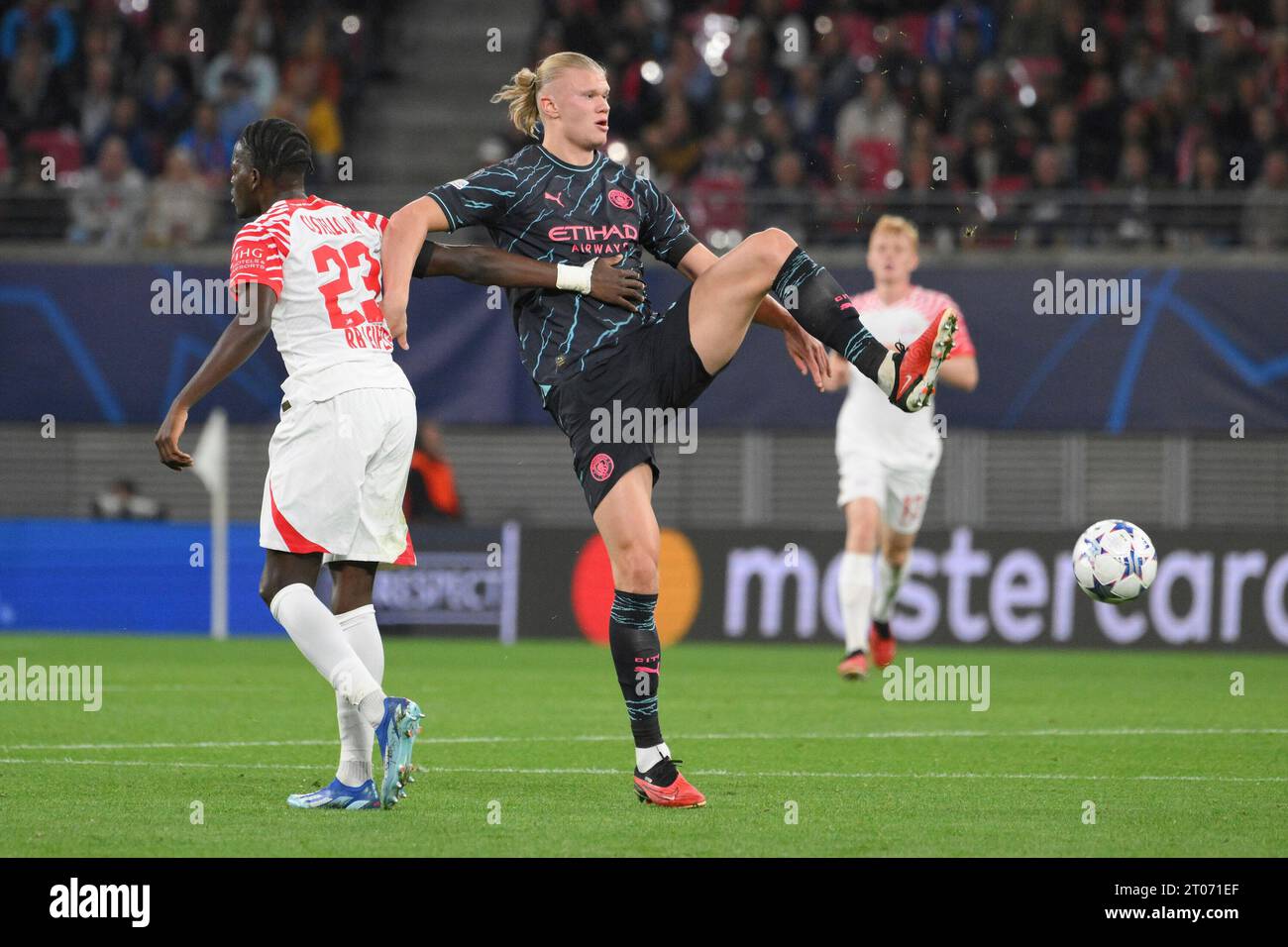 Leipzig, Deutschland. 04 octobre 2023. Castello Lukeba (RB Leipzig) li. Und Erling Haaland (Manchester City) re. RB Leipzig vs Manchester City, Fussball, Ligue des Champions, Vorrunde, 2. Spieltag, saison 2023/2024, 04.10.2023 photo : Eibner-Pressefoto/Bert Harzer crédit : dpa/Alamy Live News Banque D'Images